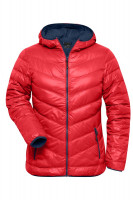 Red/navy (ca. Pantone 193C/2767C)