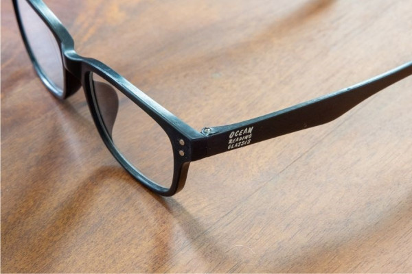 Diese Lesebrille besteht aus recyceltem Kunststoff