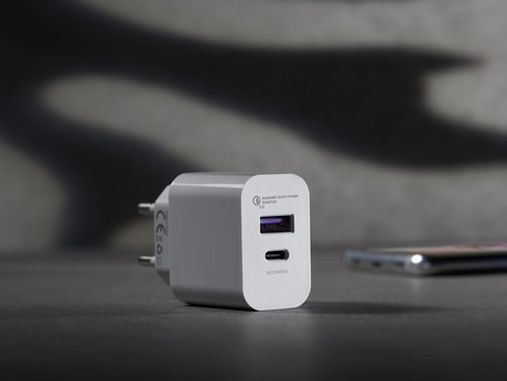 Ladegerät mit 18W Power Delivery und Quick Charge für USB Typ A und Typ C